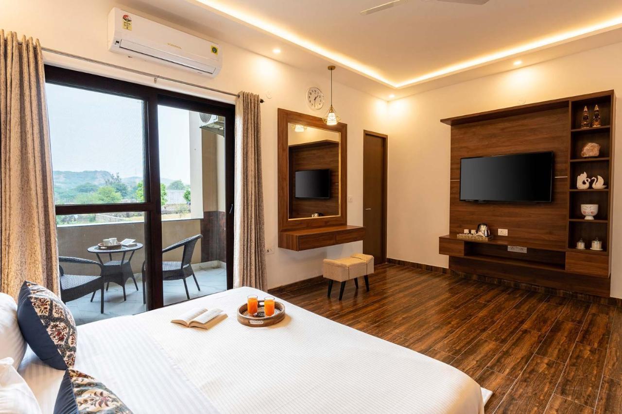Brookvale Manor By Stayvista - Private Pool Haven With Endless Views & Indoor Fun Sohna Exteriér fotografie