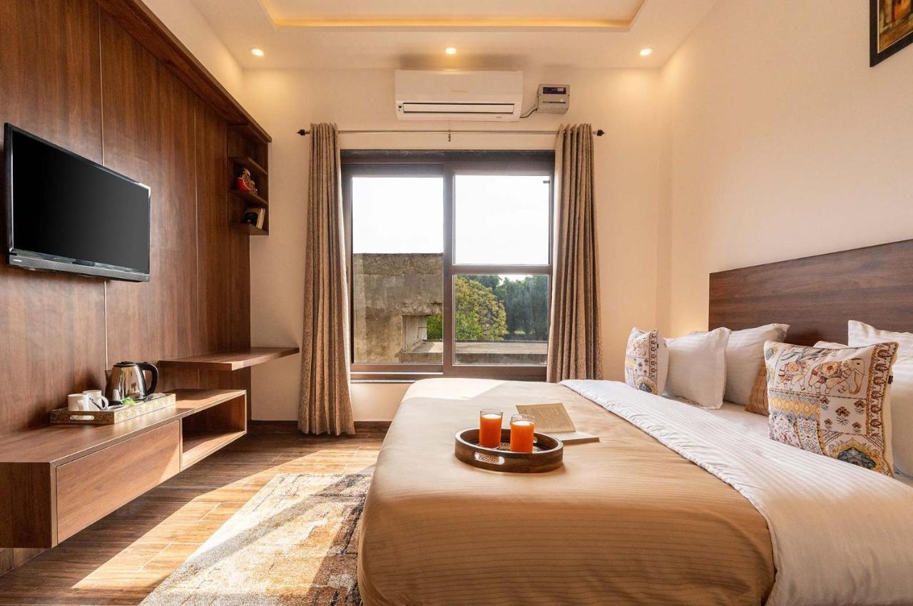 Brookvale Manor By Stayvista - Private Pool Haven With Endless Views & Indoor Fun Sohna Exteriér fotografie